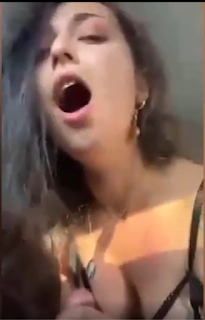 Güzel genç hatun sevgilisi ile birlikte ya da ben ne bileyim kimle birlikte araba da seks yapıyor