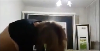 Video açıklması olarak “komşu karısına çakıyor” isimli ve açıklamalı Türk amatör seks videosu.