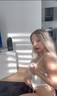 Onlyfans Gizem Bağdaçiçek koltukta şov yapıp dildoya sakso çekiyor
