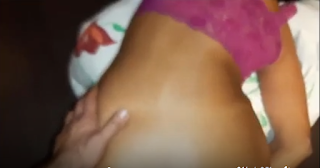 Evli kadın evime geldi ve saatlerce sikiştik bu ise kısa bir bölüm diye yayınladığı video. Adam esmer güzel tenli kadını çatır çatır sikiyor.